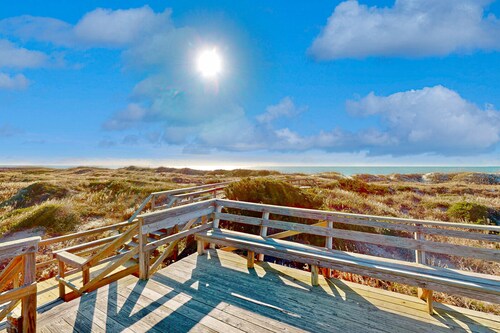 Condo with on-site beach access, pools, grill/picnic areas, & private balcony