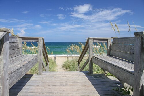 Oceanfront condo with incredible views, pool access, washer/dryer & AC