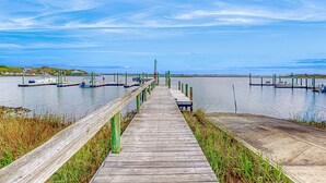 A wooden pier leading to a marina with boats docked. - Sea Alcove: Colorful studio near the ocean with pool & kitchenette (Atlantic Beach)