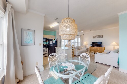 FKA Kimogener Point - ocean views, WiFi, W/D, balcony, pool & beach access