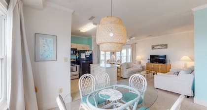 FKA Kimogener Point - ocean views, WiFi, W/D, balcony, pool & beach access