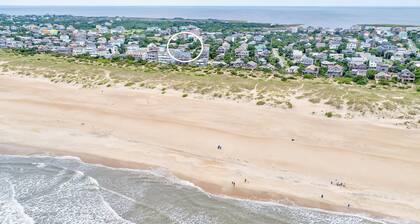 Dog-friendly home near the beach near beach access, outdoor shower, deck