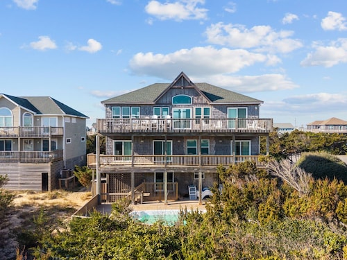 Oceanfront house with private pool, hot tub, & washer/dryer