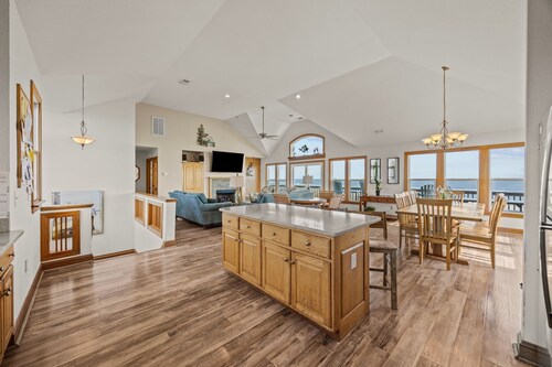 Oceanfront house with private pool, hot tub, & washer/dryer