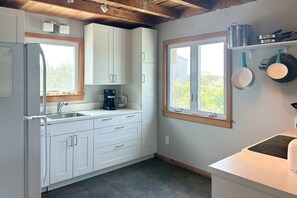 Kjøleskap, mikrobølgeovn, ovn og kokeplater