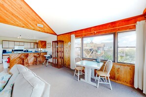 Televisio, DVD-soitin, pöytäjalkapallopöytä, pöytätennispöytä