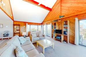 Televisio, DVD-soitin, pöytäjalkapallopöytä, pöytätennispöytä