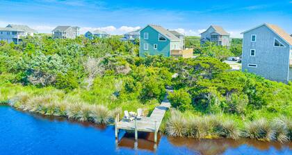 Askins Creek Cottage:Waterfront, Private Hot Tub, Kayaks