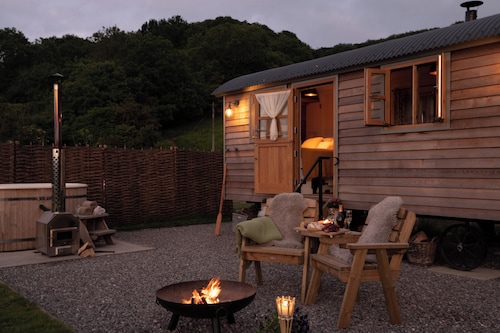 Luxury Shepherd Hut with Private Hot Tub & Views of the Somerset Levels