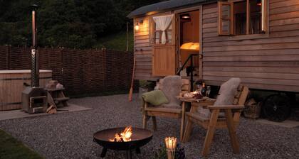 Luxury Shepherd Hut with Private Hot Tub & Views of the Somerset Levels