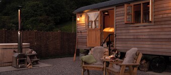 Luxury Shepherd Hut with Private Hot Tub & Views of the Somerset Levels