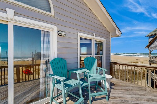 Stunning dog-friendly coastal escape with decks, beach access, & amazing views