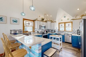 Kjøleskap, mikrobølgeovn, ovn og kokeplater