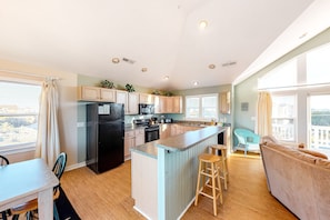 Kjøleskap, mikrobølgeovn, ovn og kokeplater