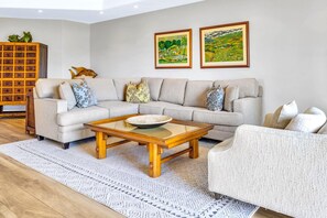 Apartment (2 Bedrooms) | Wohnzimmer | Fernseher