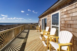 Terrace/patio - Oceanfront home with 2-tier deck, beach access & sunrise views - 2 dogs welcome (Frisco)