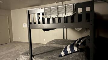 3 bedrooms, internet, bed sheets