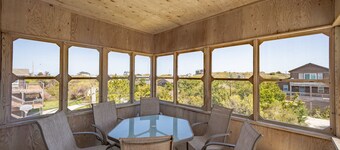 Inviting, dog-friendly home with wraparound decks, washer/dryer & outdoor shower