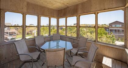 Inviting, dog-friendly home with wraparound decks, washer/dryer & outdoor shower