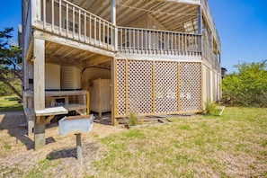 Exterior - Inviting, dog-friendly home with wraparound decks, washer/dryer & outdoor shower (Frisco)