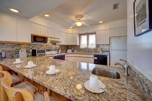 Fridge, microwave, oven, stovetop - Inviting, dog-friendly home with wraparound decks, washer/dryer & outdoor shower (Frisco)