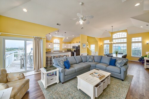 Bright, bold, & spacious home close to beach with pool & private hot tub