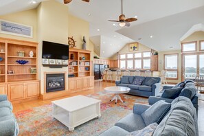 Televisión, reproductor de DVD, tenis de mesa y libros 