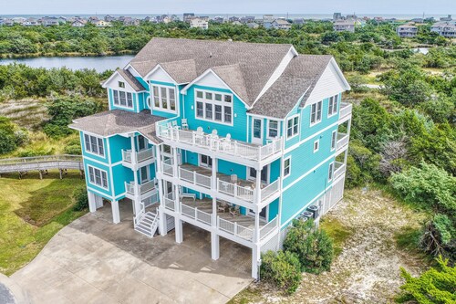 1-acre waterfront oasis with pool, hot tubs & sunrise/set views - dog-friendly