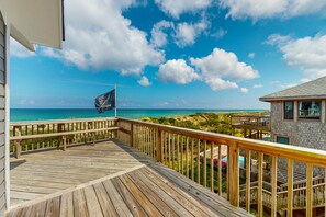 Property grounds - Oceanfront 4 bedroom house w/ AC, ocean view, WiFi, private W/D (Avon)