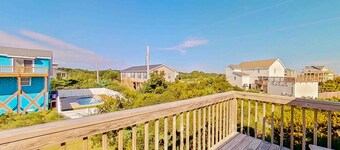 The Sea Shell Shack: Shared pool, balcony & near the beach