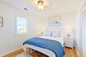 3 bedrooms, free WiFi, bed sheets - The Sea Shell Shack: Shared pool, balcony & near the beach (Avon)