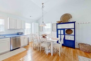 Dining - The Sea Shell Shack: Shared pool, balcony & near the beach (Avon)
