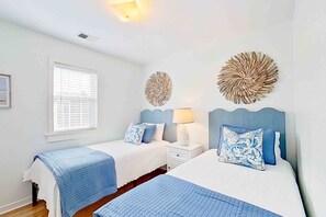 3 bedrooms, free WiFi, bed sheets - The Sea Shell Shack: Shared pool, balcony & near the beach (Avon)