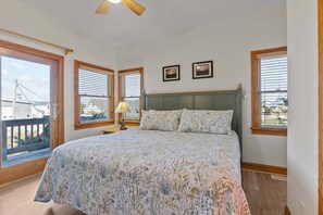 4 bedrooms, free WiFi, bed sheets - Dog-friendly home with private saltwater pool, hot tub, game room, & fireplace (Salvo)