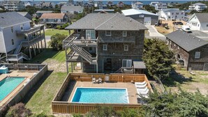 Une maison à plusieurs étages avec une piscine, une terrasse et une vue sur l’océan.