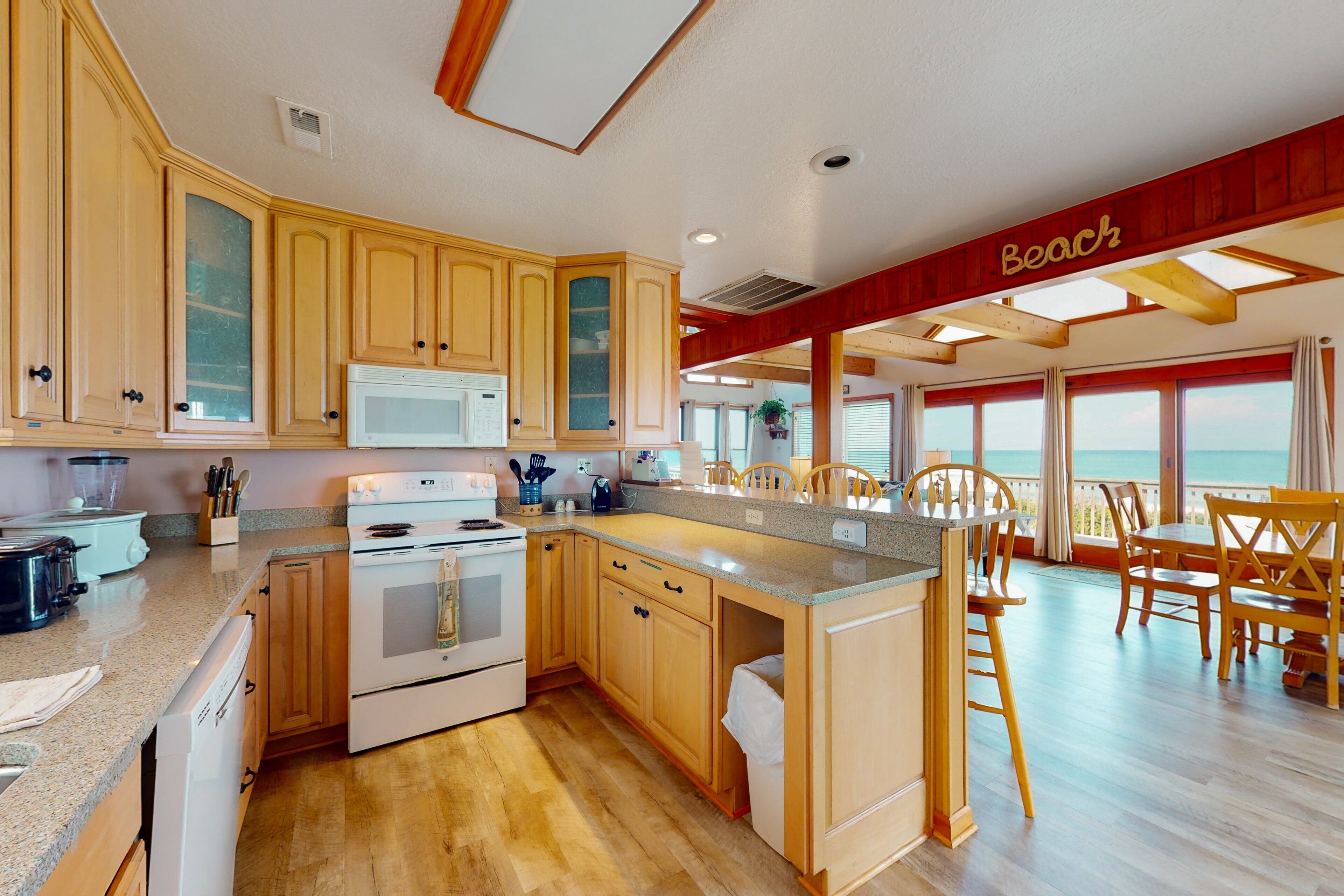 ثلاجة، ميكروويف، فرن، موقد طهي مسطح