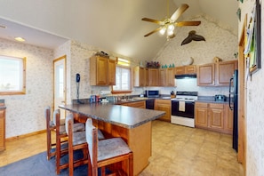 Fridge, microwave, oven, stovetop - Lakefront dog-friendly home w/private hot tub, fireplace, outdoor pool & tennis (Waves)