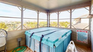 Een spa-ruimte met een groot blauw bad, een stoel en een bord met spa-regels.