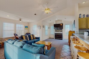 TV, DVD player, table football, books - 6 BR house Dog friendly with mini golf, pool/hot tub, & game room (Waves)