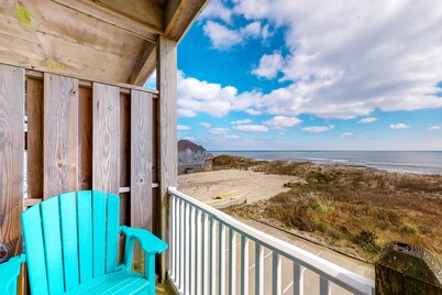 Oceanfront, dog-friendly condo with ocean view, pool & central AC