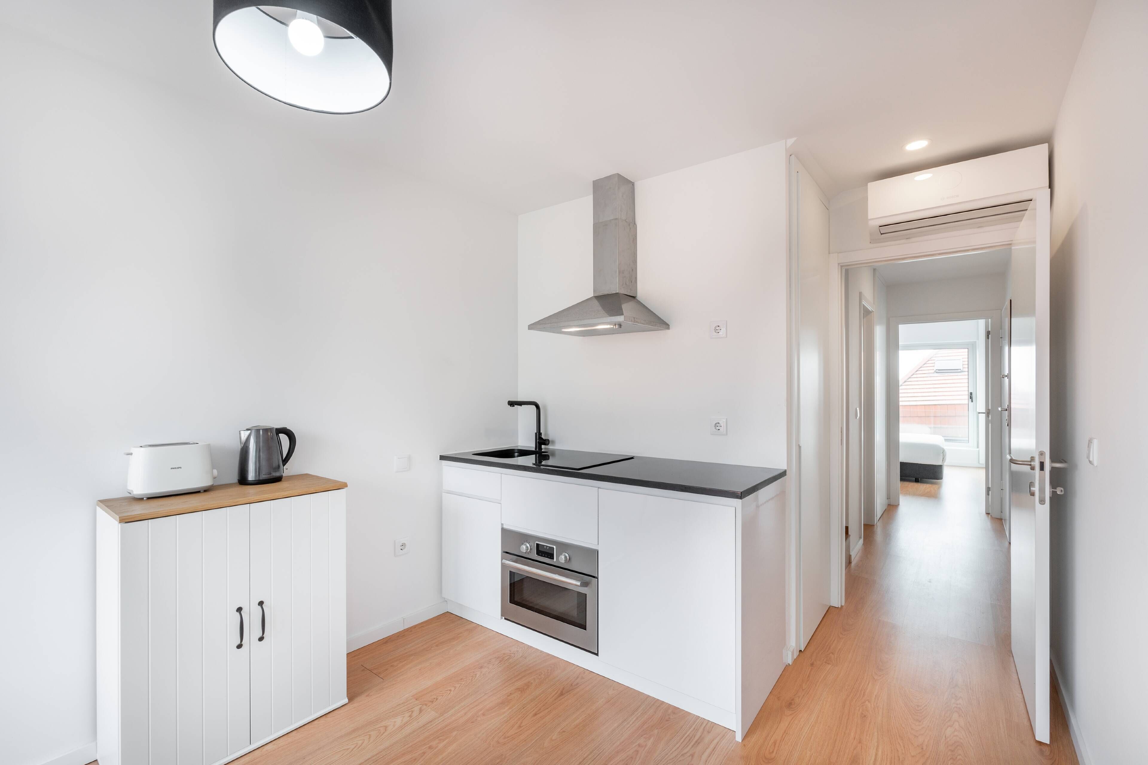 Een koelkast, een magnetron, een koffiezetapparaat/waterkoker