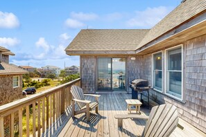 Terrace/patio - Fun beachfront home w/shared pool, WiFi, private washer & dryer, central AC (Avon)