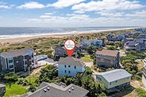 Ein Wohngebiet mit Häusern in Strandnähe, markiert mit einem Standort-Pin für Hatteras Realty.