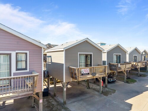 Beautiful Condo w/ Central AC, Ocean View, Shared Pool, & Free WiFi