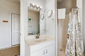 Douche, baignoire à remous, serviettes fournies