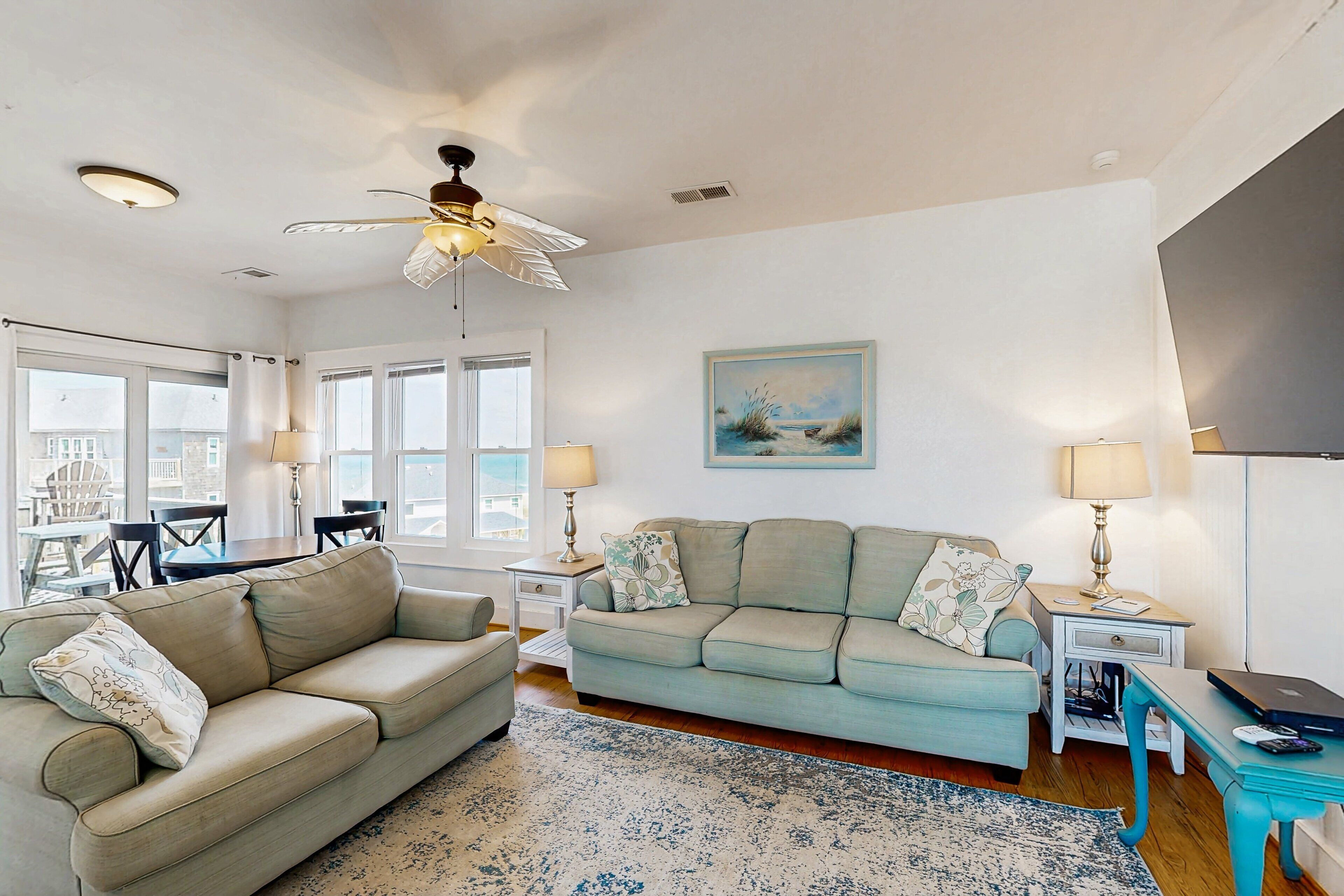 テレビ、DVD プレーヤー、ステレオ