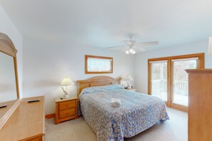 7 bedrooms, free WiFi, bed sheets - Oceanfront home with central AC, ocean view, private hot tub, & pool (Avon)