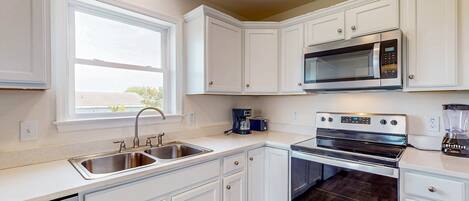 Réfrigérateur, micro-ondes, four, plaque de cuisson