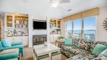 Televisión, chimenea, futbolito y tenis de mesa