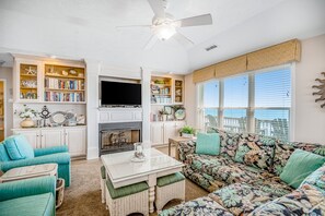 تلفزيون، مدفأة، كرة قدم الطاولة، تنس طاولة